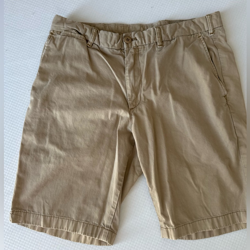 Uniqlo Men's Beige Flat Front Shorts